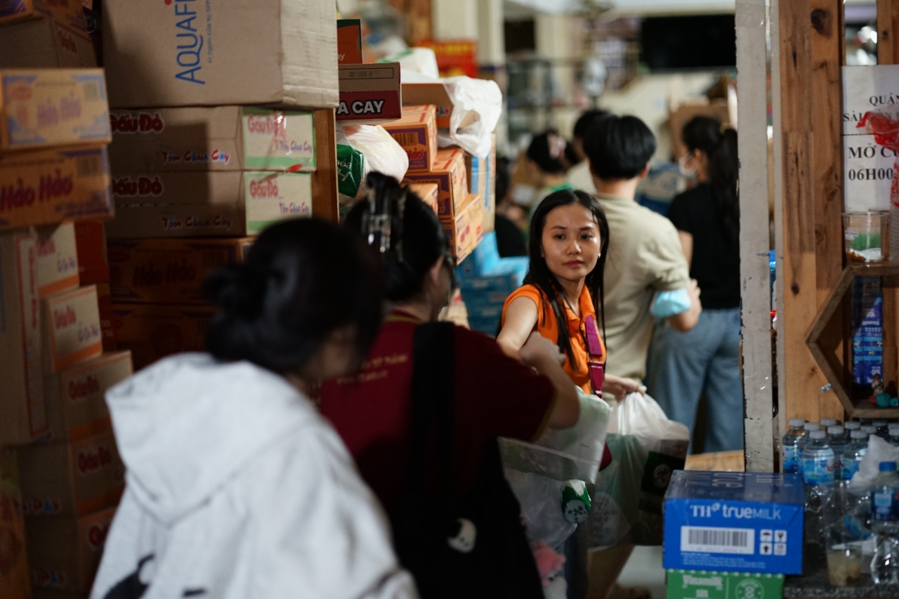 Xúc động giữa đêm TP.HCM: Người dân thức trắng, gom từng thùng hàng gửi ra vùng lũ miền Bắc - Ảnh 10. Xúc động giữa đêm TP.HCM: Người dân thức trắng, gom từng thùng hàng gửi ra vùng lũ miền Bắc - Ảnh 10.
