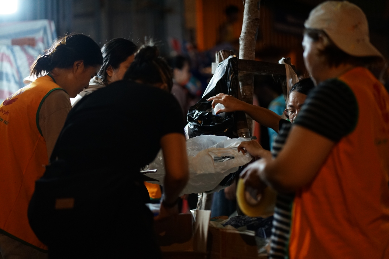 Xúc động giữa đêm TP.HCM: Người dân thức trắng, gom từng thùng hàng gửi ra vùng lũ miền Bắc - Ảnh 3. Xúc động giữa đêm TP.HCM: Người dân thức trắng, gom từng thùng hàng gửi ra vùng lũ miền Bắc - Ảnh 3.