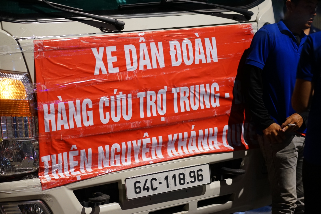 Xúc động giữa đêm TP.HCM: Người dân thức trắng, gom từng thùng hàng gửi ra vùng lũ miền Bắc - Ảnh 4. Xúc động giữa đêm TP.HCM: Người dân thức trắng, gom từng thùng hàng gửi ra vùng lũ miền Bắc - Ảnh 4.