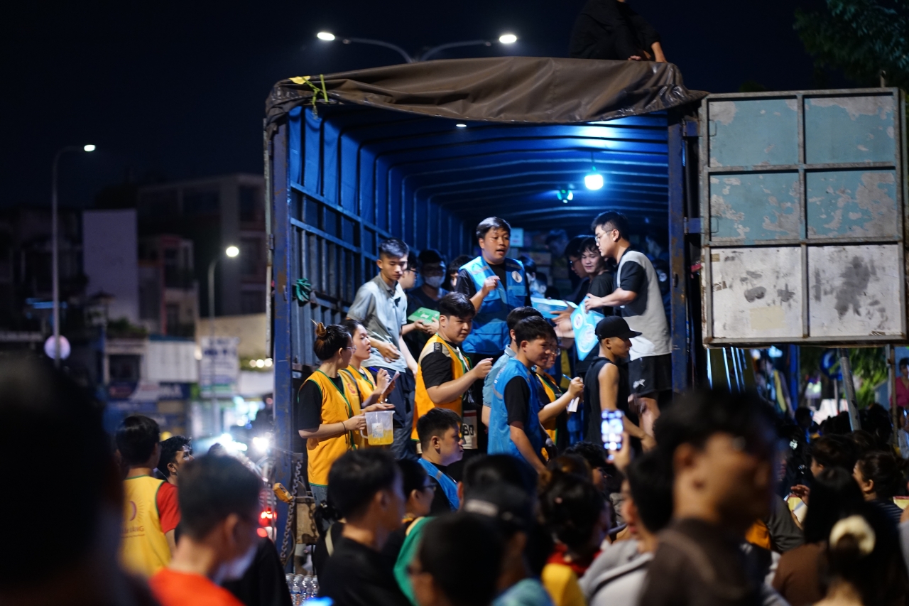 Xúc động giữa đêm TP.HCM: Người dân thức trắng, gom từng thùng hàng gửi ra vùng lũ miền Bắc - Ảnh 1. Xúc động giữa đêm TP.HCM: Người dân thức trắng, gom từng thùng hàng gửi ra vùng lũ miền Bắc - Ảnh 1.