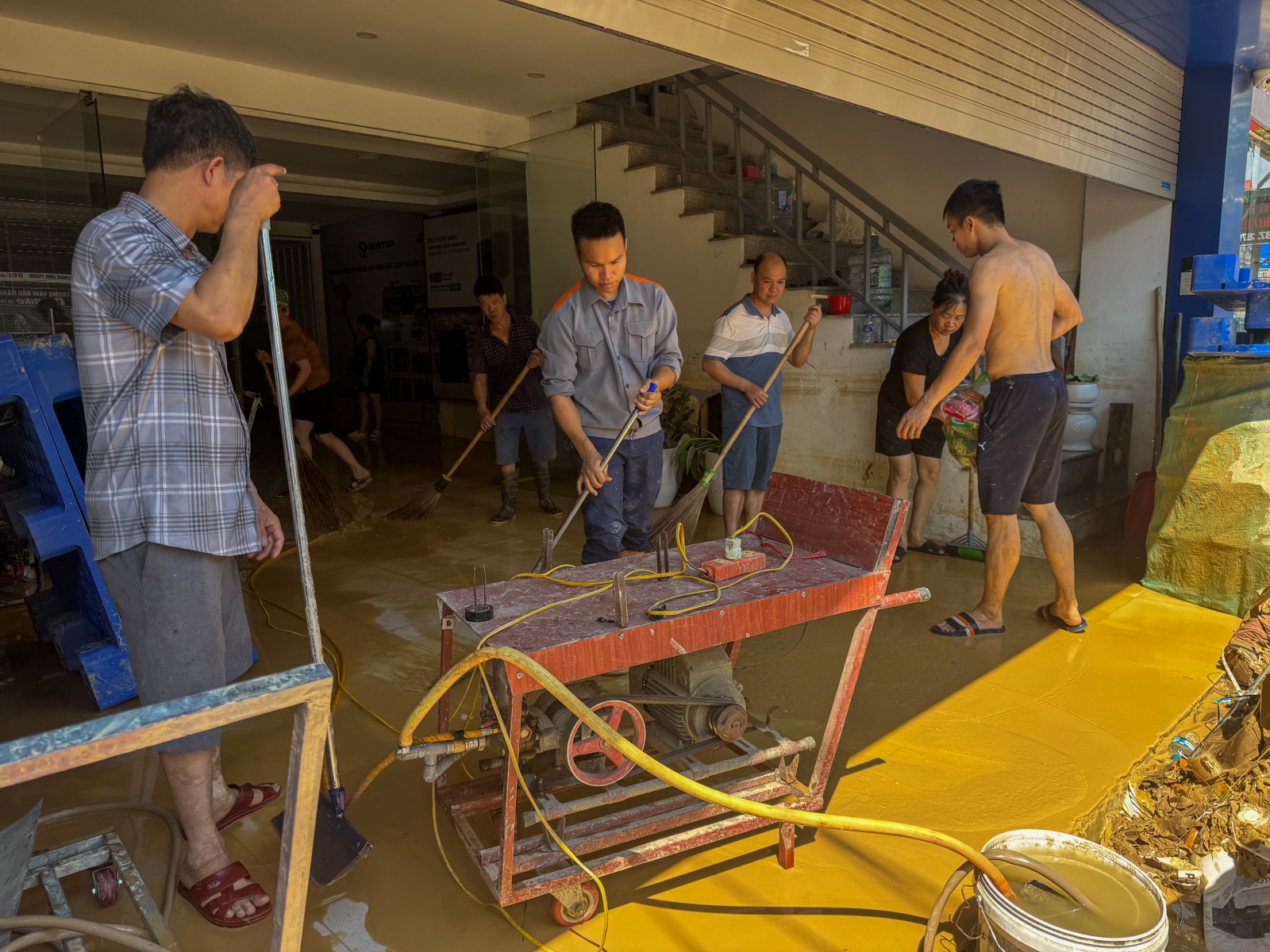“Mất hết rồi!” - Tiếng khóc nghẹn giữa những cửa hàng tan hoang ở Thái Nguyên - Ảnh 21. “Mất hết rồi!” - Tiếng khóc nghẹn giữa những cửa hàng tan hoang ở Thái Nguyên - Ảnh 21.