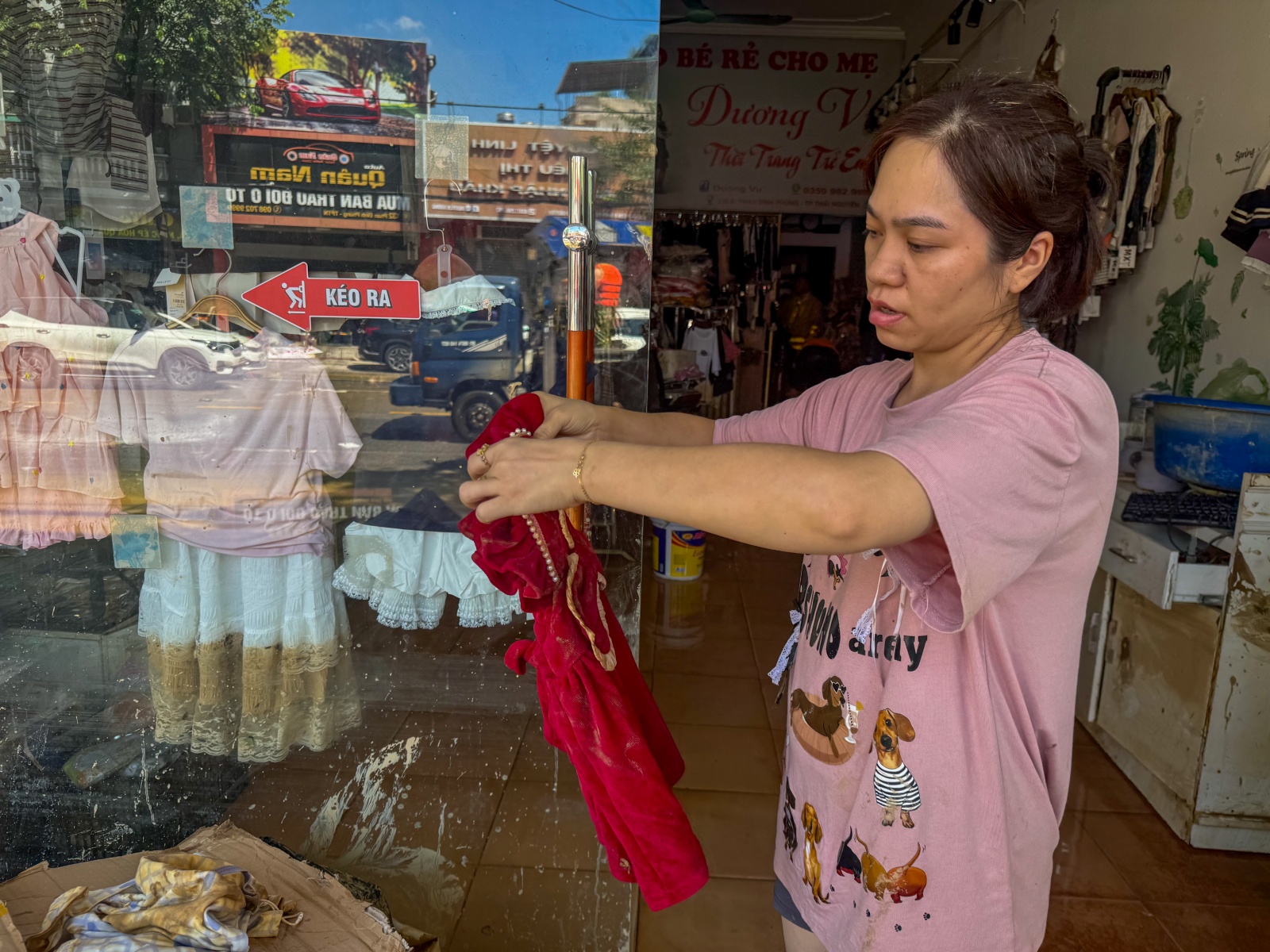 “Mất hết rồi!” - Tiếng khóc nghẹn giữa những cửa hàng tan hoang ở Thái Nguyên - Ảnh 2. “Mất hết rồi!” - Tiếng khóc nghẹn giữa những cửa hàng tan hoang ở Thái Nguyên - Ảnh 2.