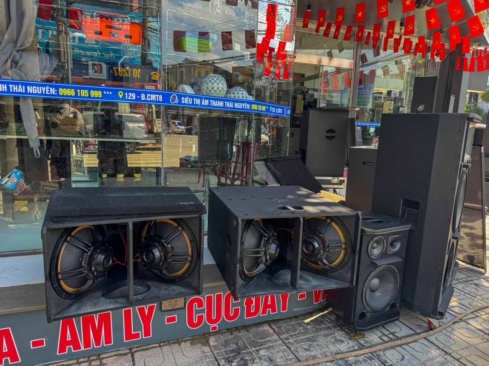 “Mất hết rồi!” - Tiếng khóc nghẹn giữa những cửa hàng tan hoang ở Thái Nguyên - Ảnh 15. “Mất hết rồi!” - Tiếng khóc nghẹn giữa những cửa hàng tan hoang ở Thái Nguyên - Ảnh 15.