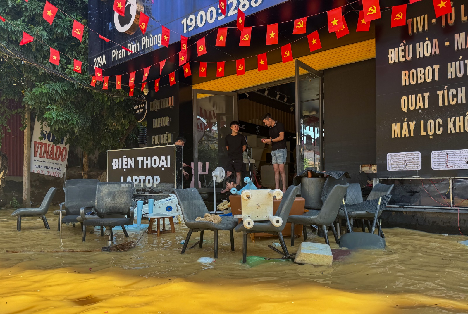 “Mất hết rồi!” - Tiếng khóc nghẹn giữa những cửa hàng tan hoang ở Thái Nguyên - Ảnh 10. “Mất hết rồi!” - Tiếng khóc nghẹn giữa những cửa hàng tan hoang ở Thái Nguyên - Ảnh 10.