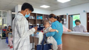 Trẻ mắc tay chân miệng TP.HCM tăng cao, bác sĩ khuyến cáo gì? - Ảnh 4. Trẻ mắc tay chân miệng TP.HCM tăng cao, bác sĩ khuyến cáo gì? - Ảnh 4.