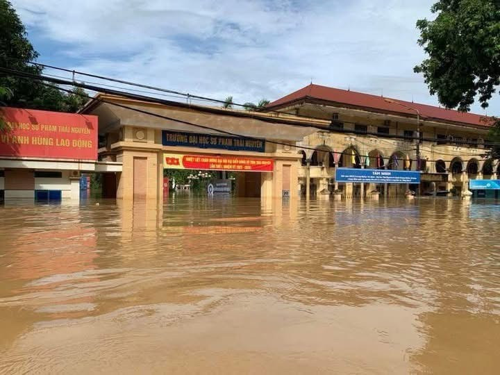 Sinh viên 'tố' nhân viên căng tin cấm cản đoàn từ thiện giữa mưa lũ: Nhà trường nói sẽ đối thoại - Ảnh 2. Sinh viên 'tố' nhân viên căng tin cấm cản đoàn từ thiện giữa mưa lũ: Nhà trường nói sẽ đối thoại - Ảnh 2.