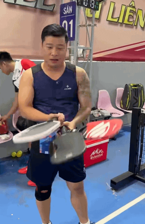 Bố 3 con rủ vợ chơi pickleball, thuê hẳn HLV, đầu tư cho vợ 