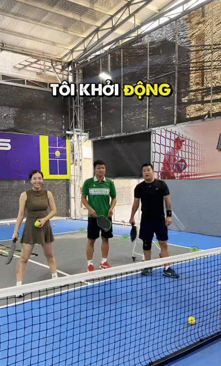 Bố 3 con rủ vợ chơi pickleball, thuê hẳn HLV, đầu tư cho vợ 
