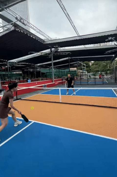 Bố 3 con rủ vợ chơi pickleball, thuê hẳn HLV, đầu tư cho vợ 