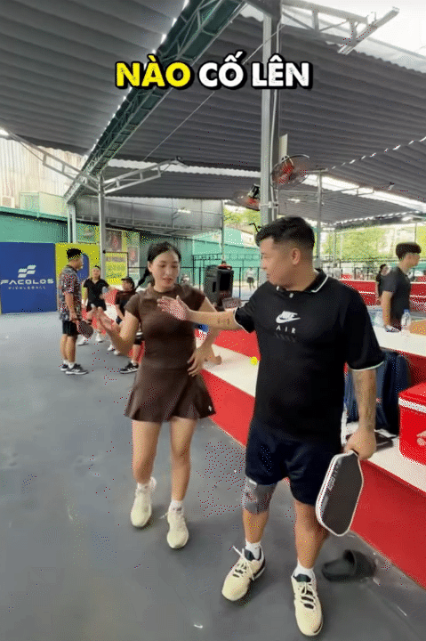 Bố 3 con rủ vợ chơi pickleball, thuê hẳn HLV, đầu tư cho vợ 