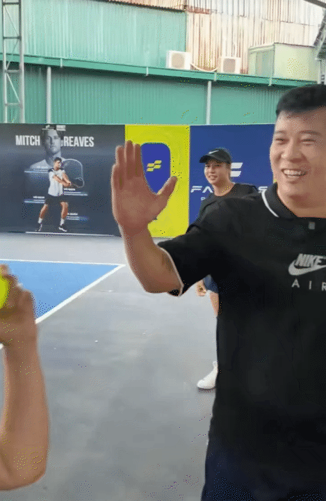 Bố 3 con rủ vợ chơi pickleball, thuê hẳn HLV, đầu tư cho vợ 