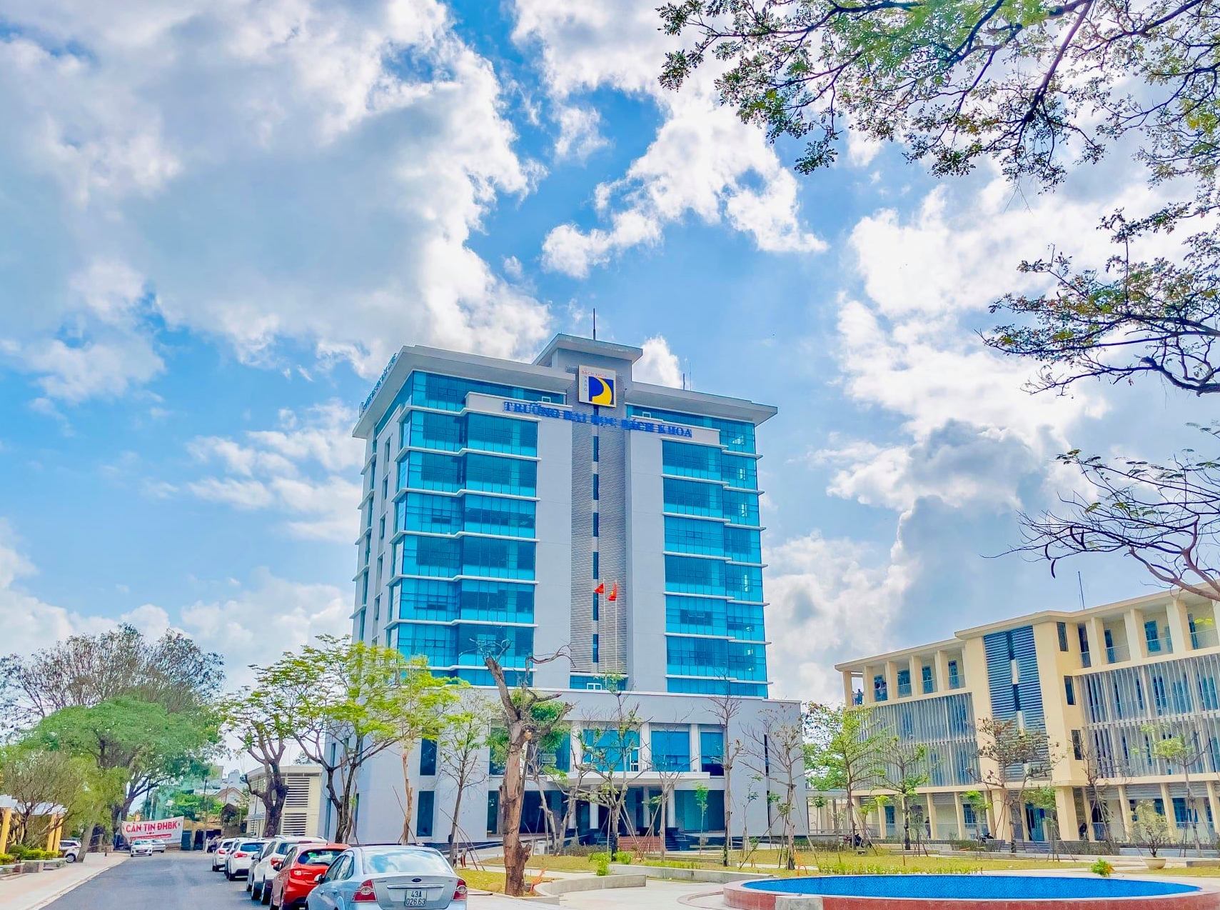 Một ngôi trường ở miền Trung lần đầu tiên lọt danh sách đại học tốt nhất thế giới: 8 khuôn viên và hàng chục tòa nhà KTX! - Ảnh 4.