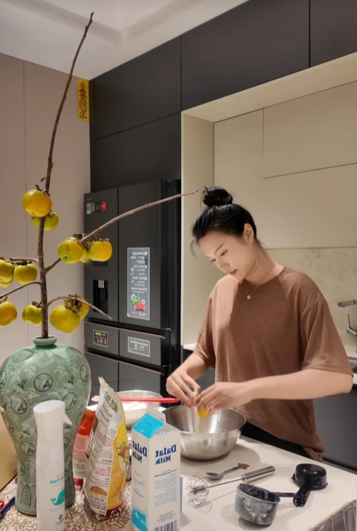 Quá nể độ ăn chơi của vợ chồng Đoàn Văn Hậu: Soi phát ra ngay món đồ giá trăm triệu chình ình góc nhà!- Ảnh 4. Quá nể độ ăn chơi của vợ chồng Đoàn Văn Hậu: Soi phát ra ngay món đồ giá trăm triệu chình ình góc nhà!- Ảnh 4.