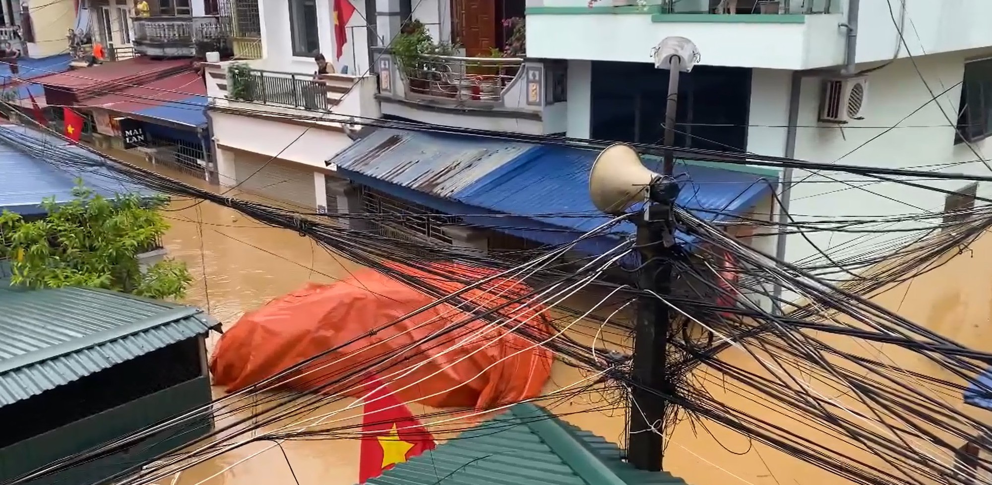 2 ô tô bọc bạt trôi theo nước lũ ở Thái Nguyên đã được tìm thấy: Hé lộ tình trạng xe - Ảnh 2. 2 ô tô bọc bạt trôi theo nước lũ ở Thái Nguyên đã được tìm thấy: Hé lộ tình trạng xe - Ảnh 2.