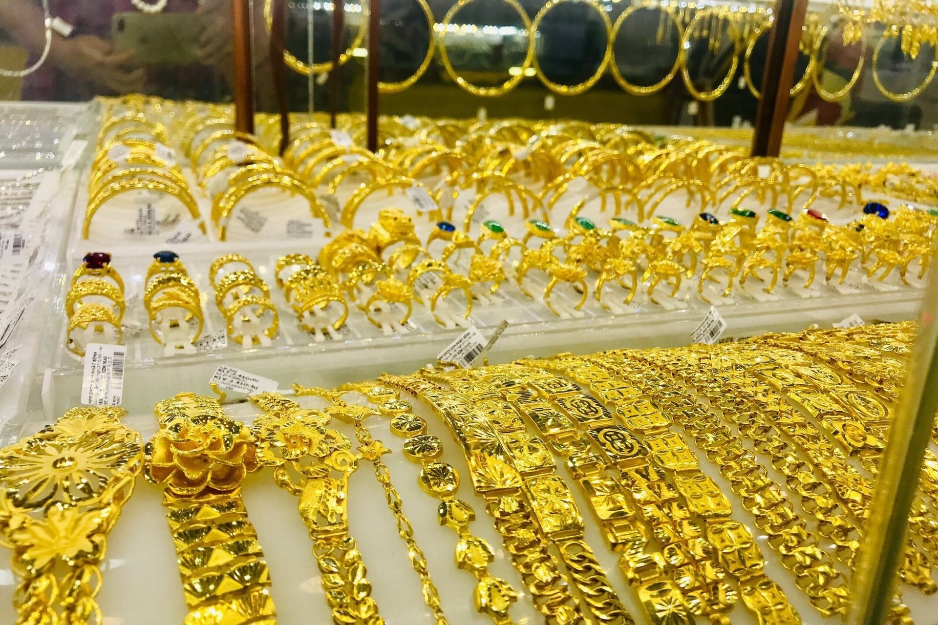 Vàng là có phải kênh đầu tư an toàn tuyệt đối?: Đây 3 rủi ro cần biết trước khi xuống tiền mua vàng - Ảnh 1. Vàng là có phải kênh đầu tư an toàn tuyệt đối?: Đây 3 rủi ro cần biết trước khi xuống tiền mua vàng - Ảnh 1.