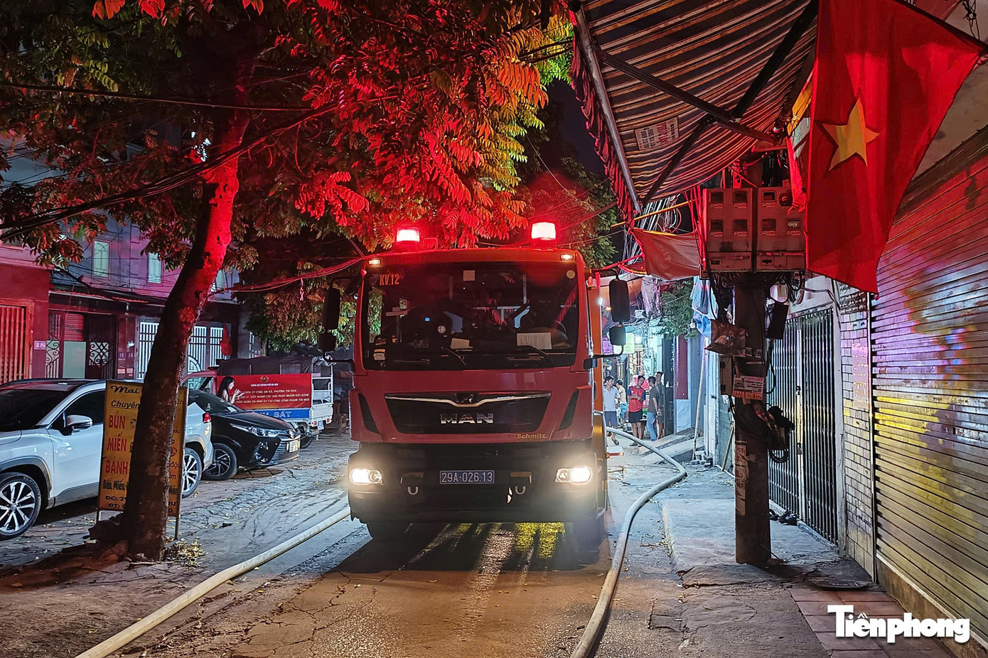 Xưởng gỗ bốc cháy dữ dội ở Hà Nội - Ảnh 3. Xưởng gỗ bốc cháy dữ dội ở Hà Nội - Ảnh 3.