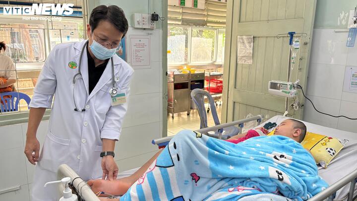 Trẻ mắc tay chân miệng TP.HCM tăng cao, bác sĩ khuyến cáo gì? - Ảnh 2. Trẻ mắc tay chân miệng TP.HCM tăng cao, bác sĩ khuyến cáo gì? - Ảnh 2.