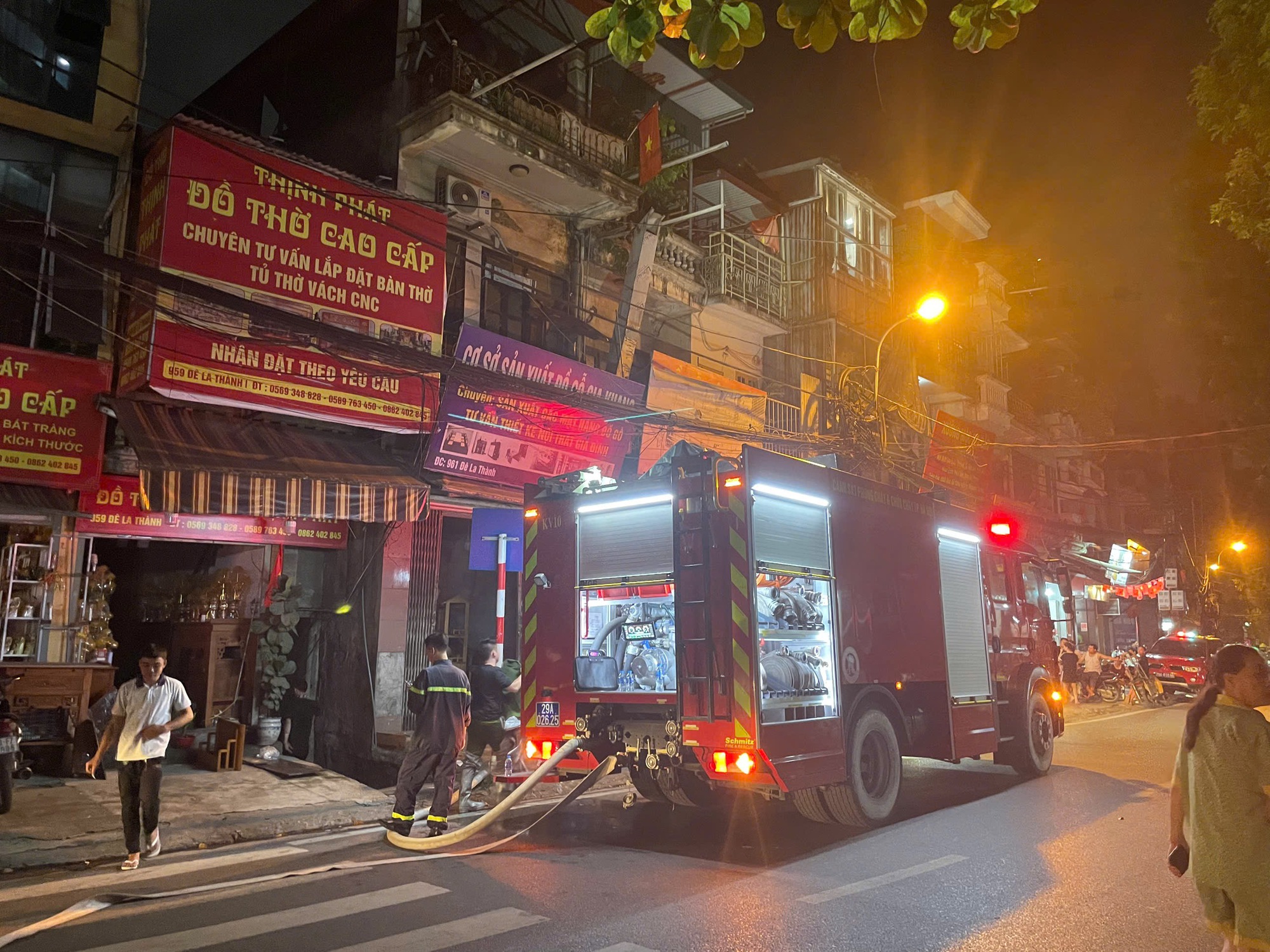 Ngôi nhà 4 tầng bị cháy 2 lần trong cùng một ngày - Ảnh 2. Ngôi nhà 4 tầng bị cháy 2 lần trong cùng một ngày - Ảnh 2.
