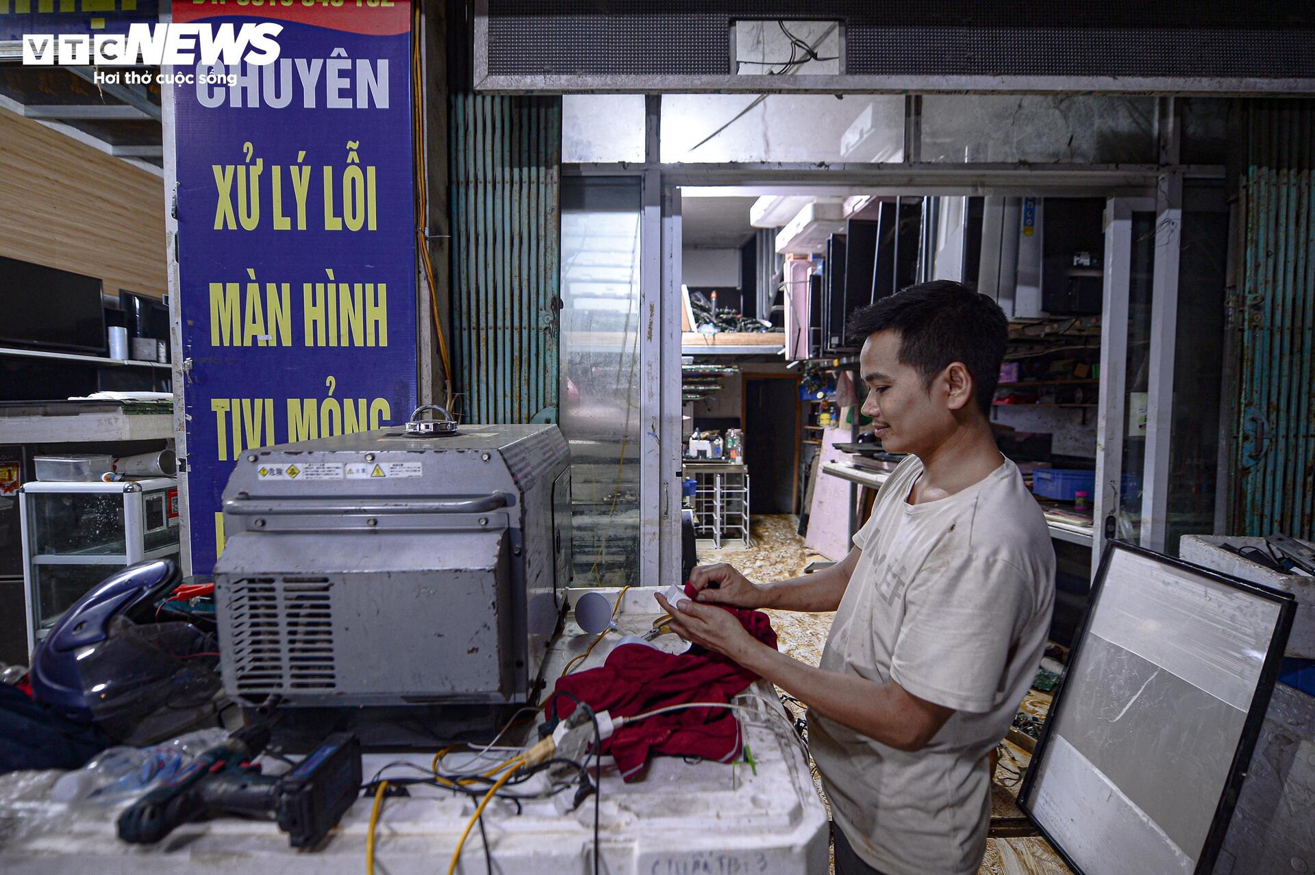 Mất điện sang ngày thứ ba, dân Thái Nguyên chạy máy phát dọn nhà sau lũ - Ảnh 11. Mất điện sang ngày thứ ba, dân Thái Nguyên chạy máy phát dọn nhà sau lũ - Ảnh 11.