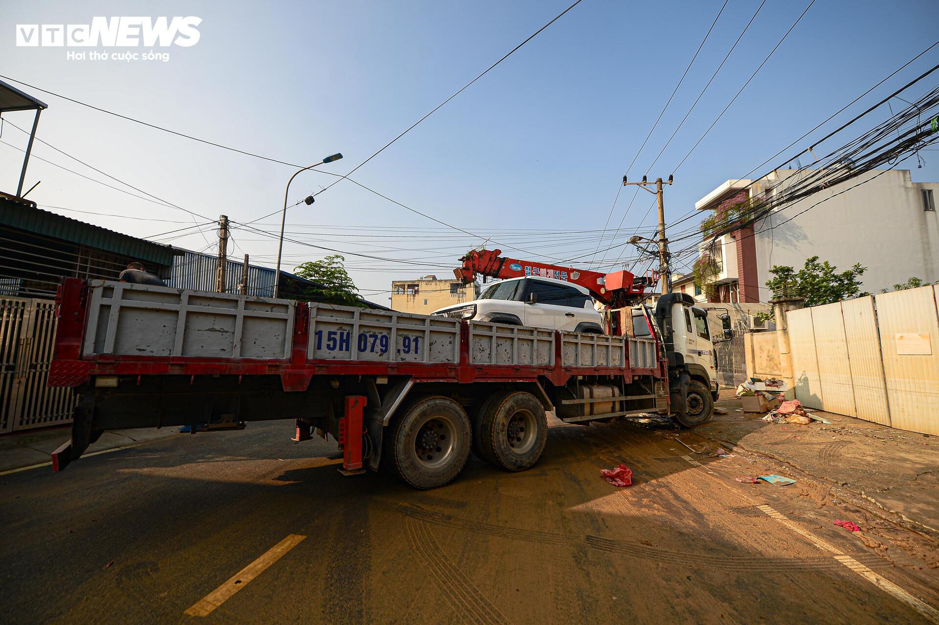 Nước rút, người Thái Nguyên đau xót nhìn hàng trăm ô tô phủ bùn, chết máy sau lũ - Ảnh 17. Nước rút, người Thái Nguyên đau xót nhìn hàng trăm ô tô phủ bùn, chết máy sau lũ - Ảnh 17.