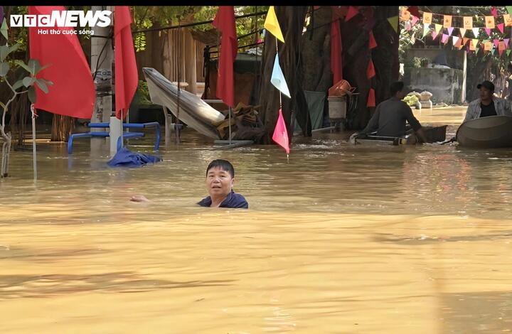 Làng cổ Thổ Hà chìm trong biển nước, hơn 8.000 người dân bị cô lập - Ảnh 4. Làng cổ Thổ Hà chìm trong biển nước, hơn 8.000 người dân bị cô lập - Ảnh 4.