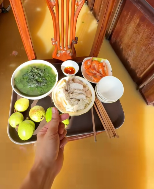 Chồng Bắc Ninh lội nước lũ lịch sử nấu "cơm cữ của Hoàng hậu" hút triệu view - Ảnh 2. Chồng Bắc Ninh lội nước lũ lịch sử nấu "cơm cữ của Hoàng hậu" hút triệu view - Ảnh 2.