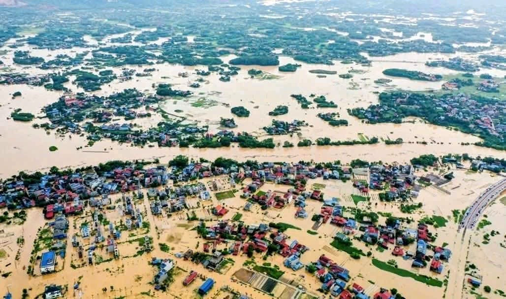 Người dân Thái Nguyên gục khóc: 'Lũ cuốn trôi hết tiền và vàng tiết kiệm rồi' - Ảnh 2. Người dân Thái Nguyên gục khóc: 'Lũ cuốn trôi hết tiền và vàng tiết kiệm rồi' - Ảnh 2.
