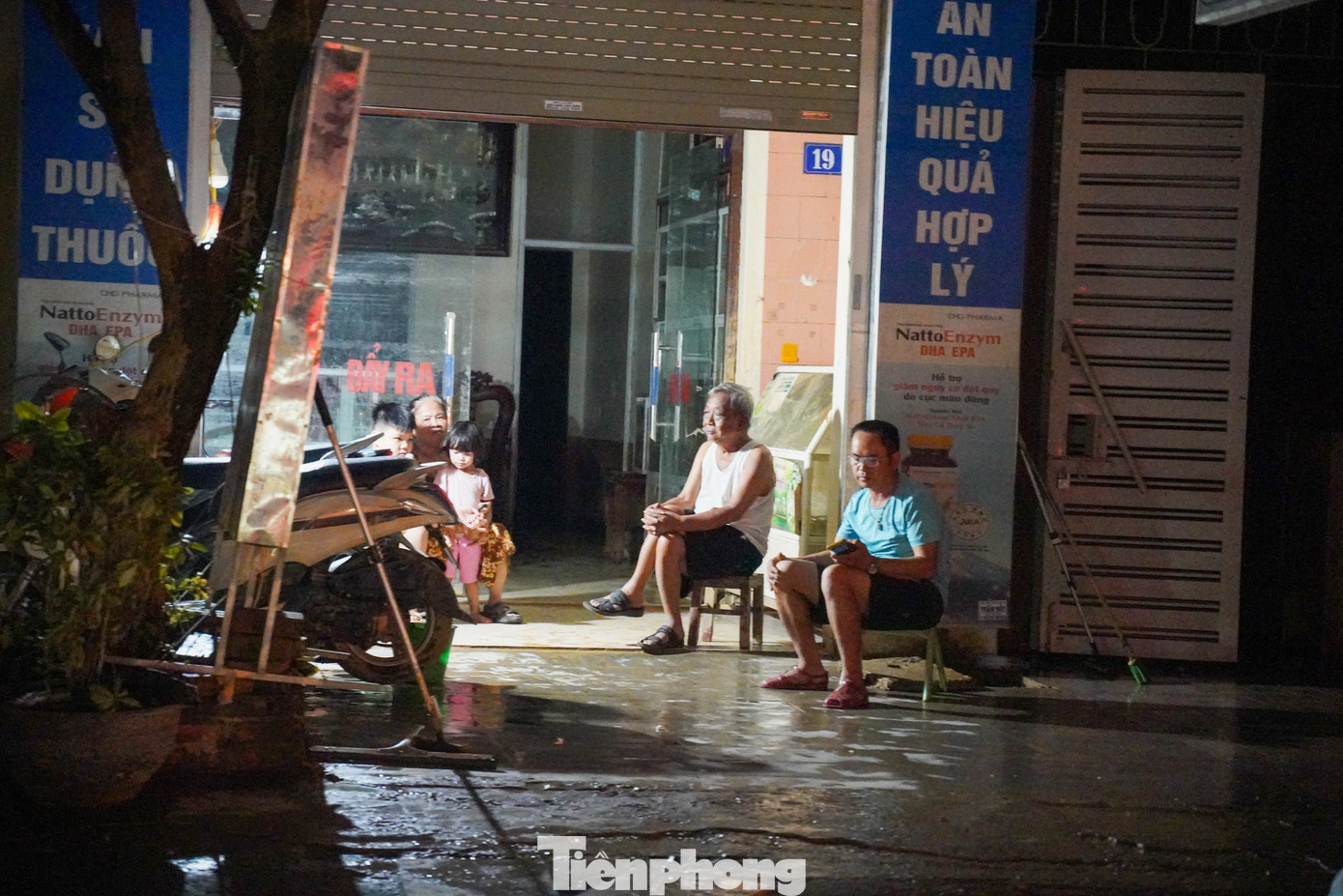 Hơn 100 giờ không điện nước, người Thái Nguyên vật lộn giữa bùn lũ và 'trăm bề thiếu thốn' - Ảnh 15. Hơn 100 giờ không điện nước, người Thái Nguyên vật lộn giữa bùn lũ và 'trăm bề thiếu thốn' - Ảnh 15.