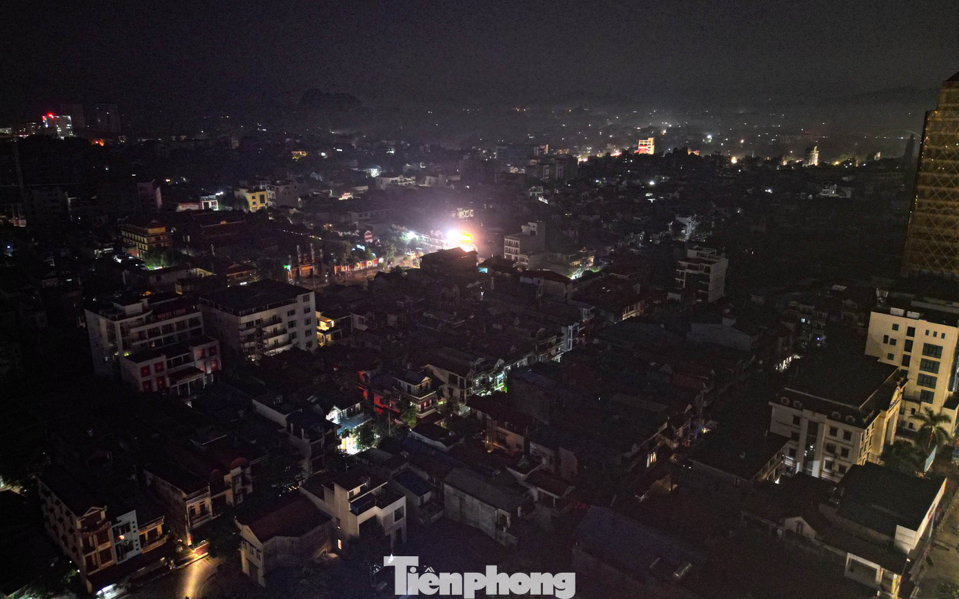 Hơn 100 giờ không điện nước, người Thái Nguyên vật lộn giữa bùn lũ và 'trăm bề thiếu thốn' - Ảnh 1. Hơn 100 giờ không điện nước, người Thái Nguyên vật lộn giữa bùn lũ và 'trăm bề thiếu thốn' - Ảnh 1.
