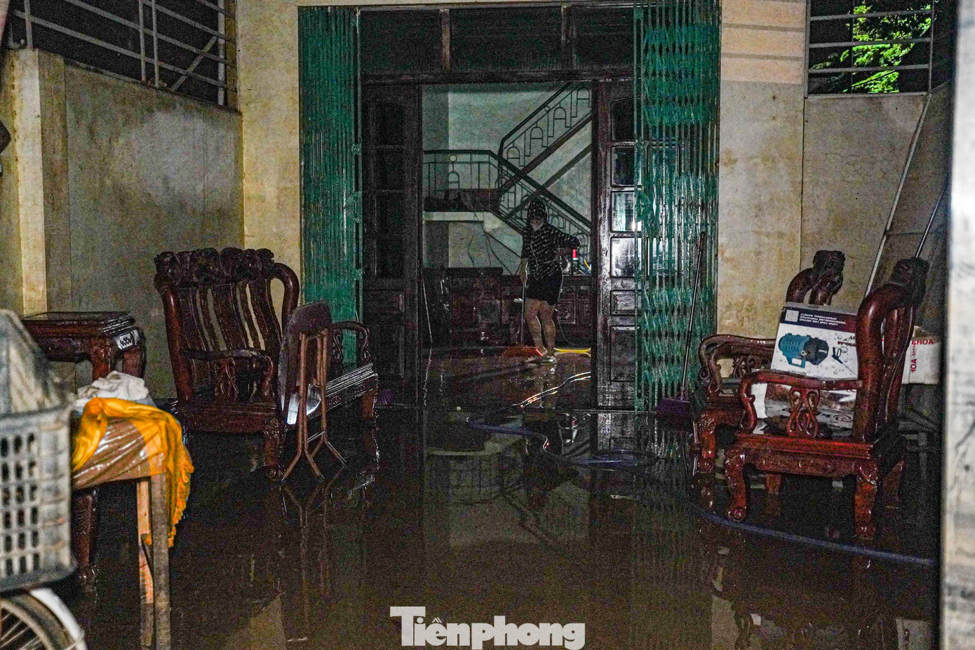 Hơn 100 giờ không điện nước, người Thái Nguyên vật lộn giữa bùn lũ và 'trăm bề thiếu thốn' - Ảnh 5. Hơn 100 giờ không điện nước, người Thái Nguyên vật lộn giữa bùn lũ và 'trăm bề thiếu thốn' - Ảnh 5.