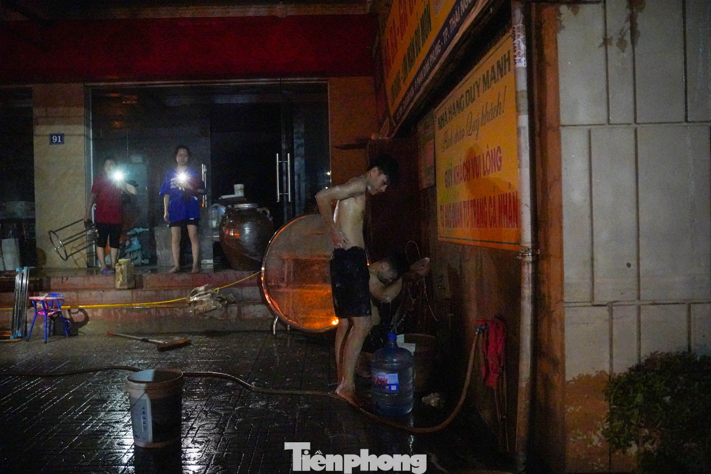 Hơn 100 giờ không điện nước, người Thái Nguyên vật lộn giữa bùn lũ và 'trăm bề thiếu thốn' - Ảnh 14. Hơn 100 giờ không điện nước, người Thái Nguyên vật lộn giữa bùn lũ và 'trăm bề thiếu thốn' - Ảnh 14.