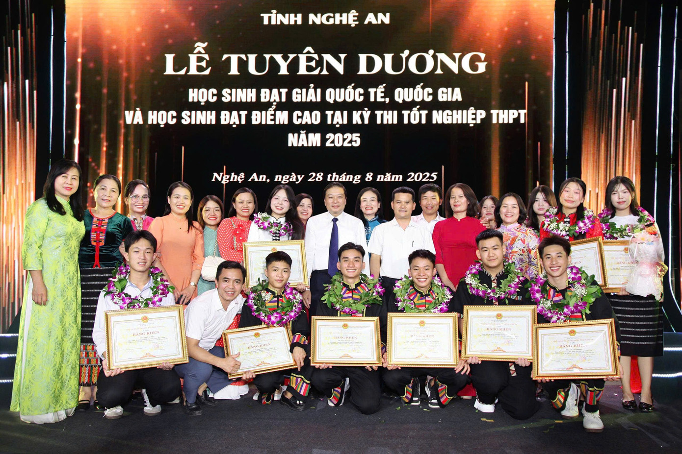 Nam sinh dân tộc Thái viết tâm thư gửi Bộ trưởng Bộ Giáo dục và Đào tạo - Ảnh 2. Nam sinh dân tộc Thái viết tâm thư gửi Bộ trưởng Bộ Giáo dục và Đào tạo - Ảnh 2.