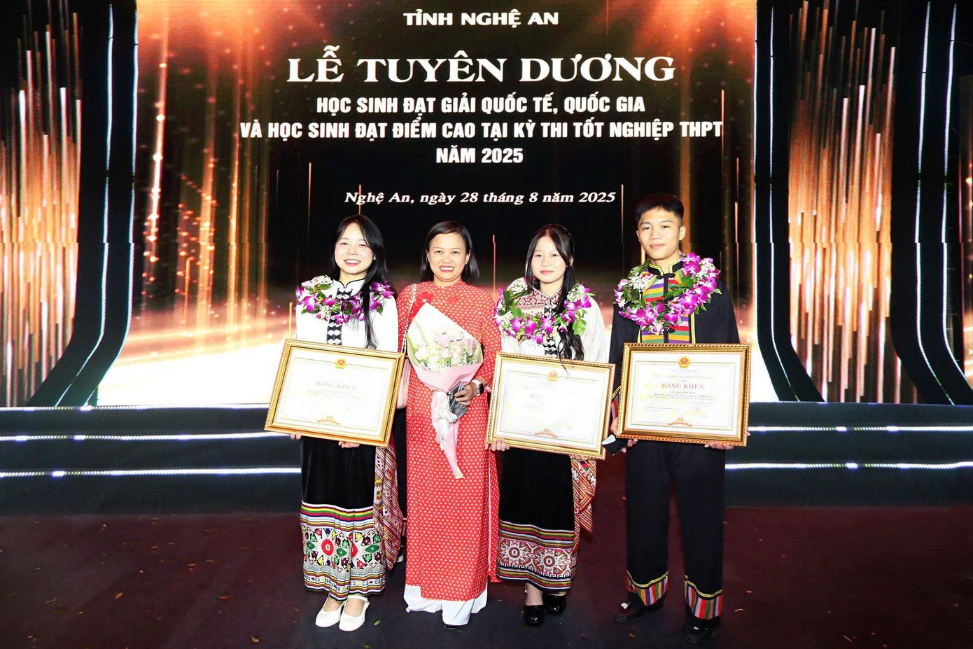 Nam sinh dân tộc Thái viết tâm thư gửi Bộ trưởng Bộ Giáo dục và Đào tạo - Ảnh 4. Nam sinh dân tộc Thái viết tâm thư gửi Bộ trưởng Bộ Giáo dục và Đào tạo - Ảnh 4.