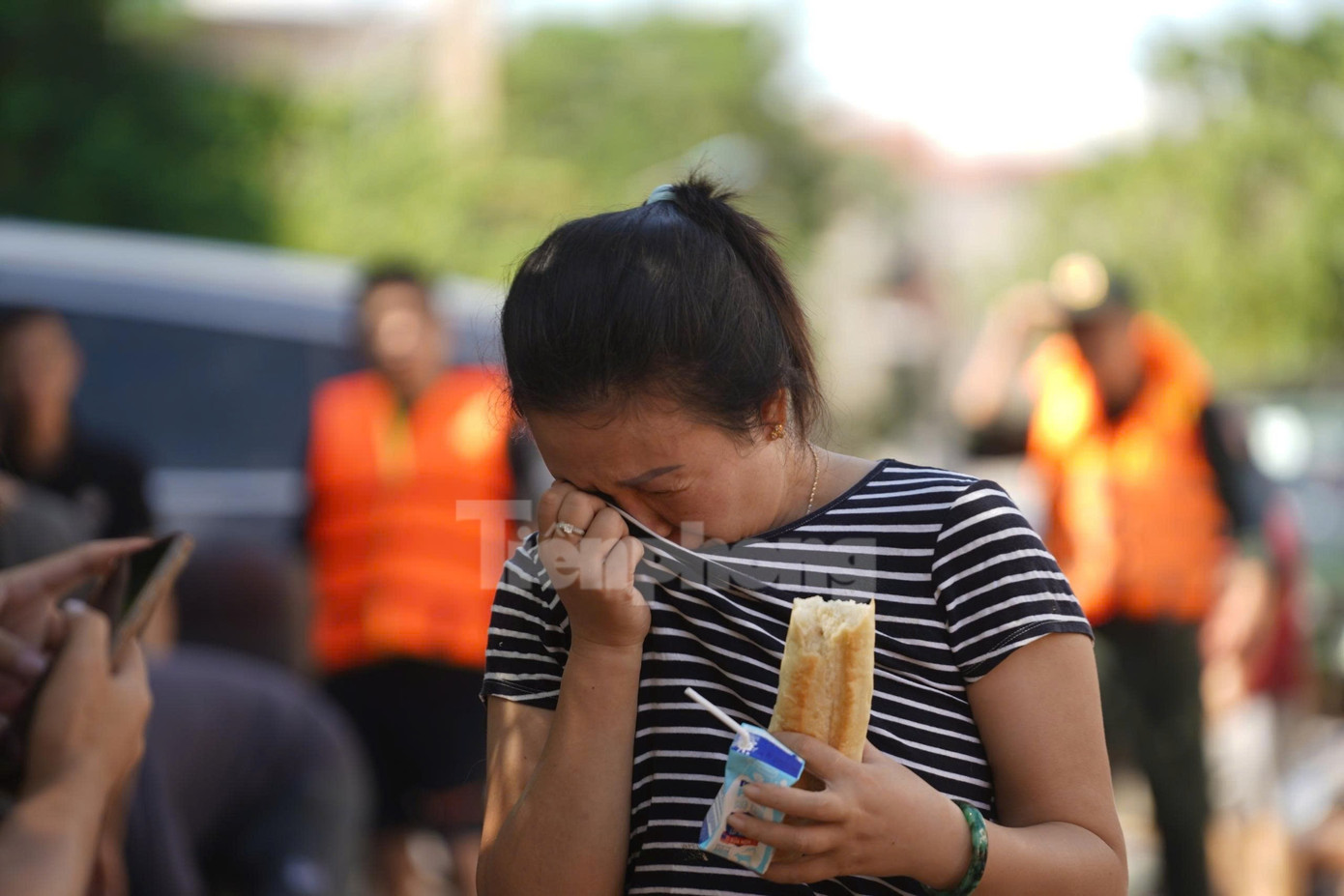 Người dân Thái Nguyên gục khóc: 'Lũ cuốn trôi hết tiền và vàng tiết kiệm rồi' - Ảnh 4. Người dân Thái Nguyên gục khóc: 'Lũ cuốn trôi hết tiền và vàng tiết kiệm rồi' - Ảnh 4.