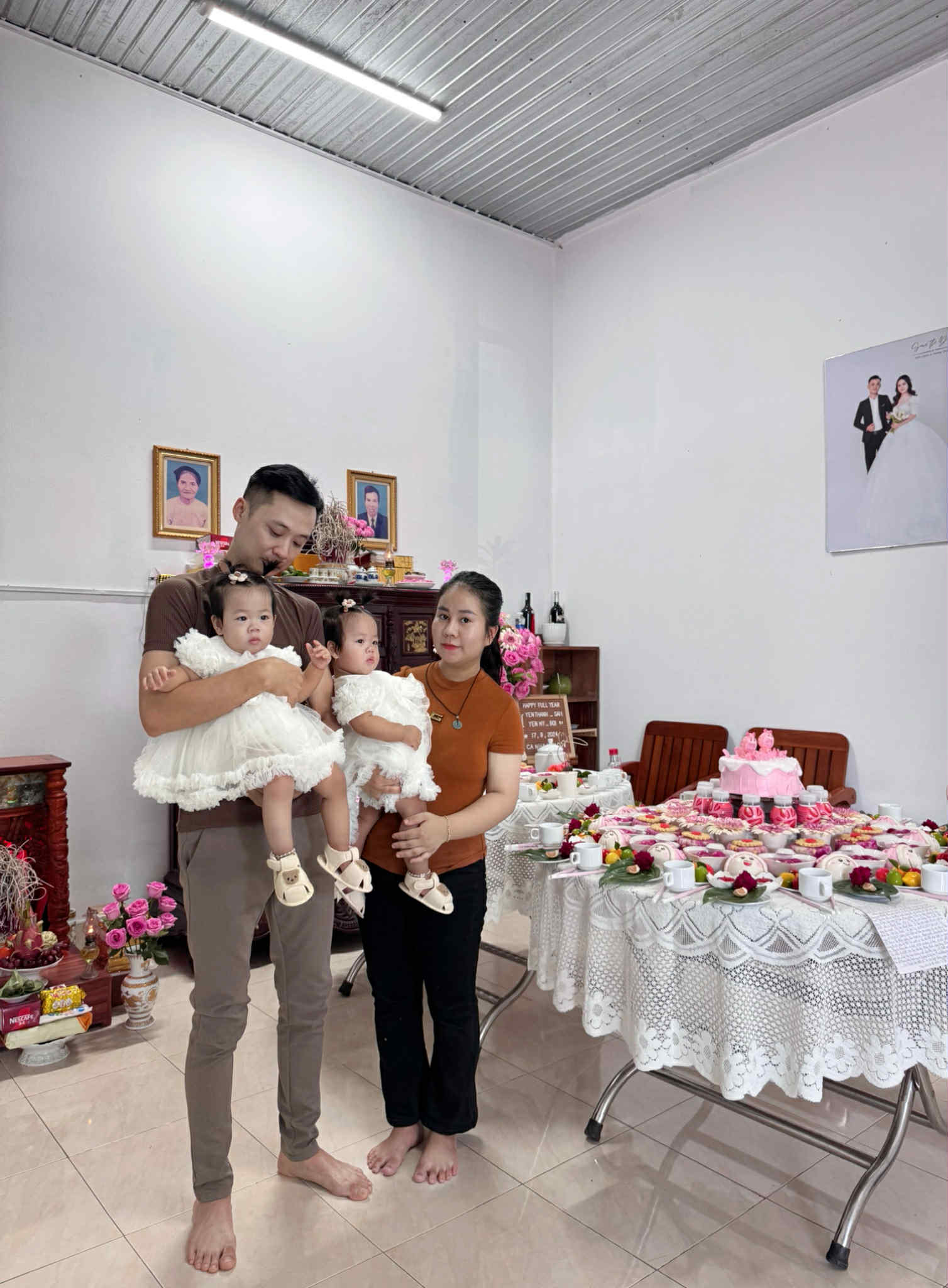 Nhà có 2 cô công chúa sinh đôi, 1 mẹ ở TP.HCM tự tay làm chuẩn bị mâm cúng thôi nôi tone hồng chỉn chu đến từng chi tiết- Ảnh 3. Nhà có 2 cô công chúa sinh đôi, 1 mẹ ở TP.HCM tự tay làm chuẩn bị mâm cúng thôi nôi tone hồng chỉn chu đến từng chi tiết- Ảnh 3.