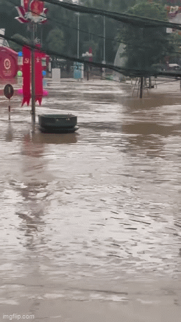 Tung tích "chén trà" bị lũ cuốn ở Thái Nguyên: Người đàn ông nổi tiếng khắp MXH nhờ một hành động - Ảnh 4. Tung tích "chén trà" bị lũ cuốn ở Thái Nguyên: Người đàn ông nổi tiếng khắp MXH nhờ một hành động - Ảnh 4.