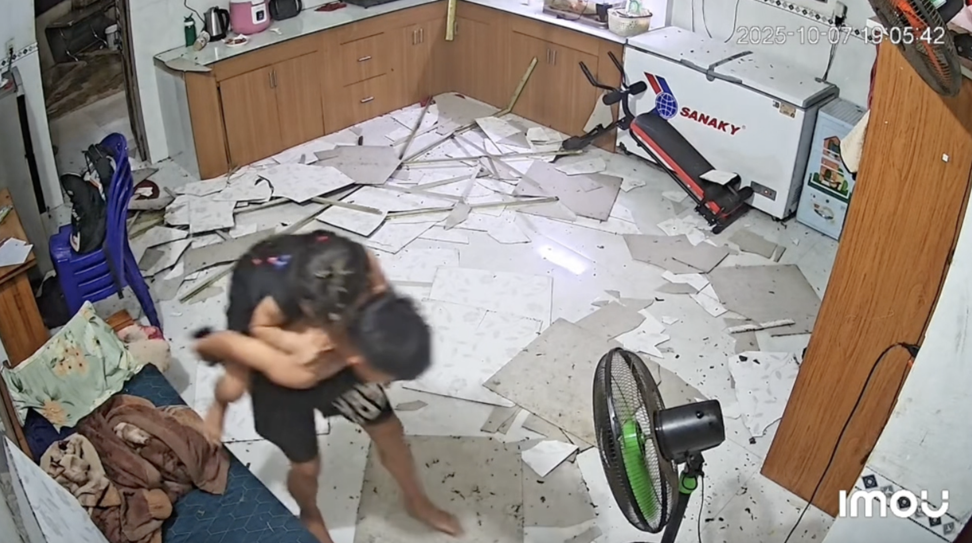 [Clip] Trần nhà đổ sập, 2 hành động thông minh của cậu bé làm 8,6 triệu người xin &quot;nhận một lạy&quot;- Ảnh 2.