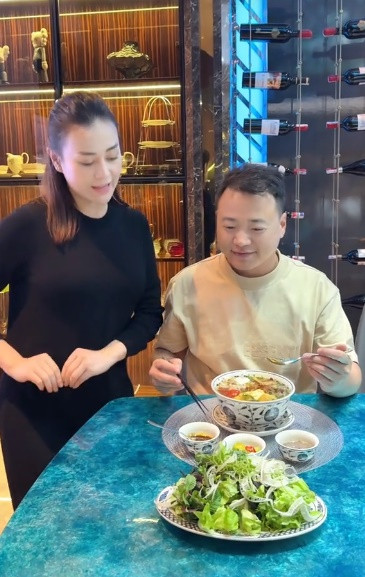 ba-bau-phuong-oanh-bac-ghe-ngoi-nau-an-cho-chong-hinh-5-17601587599001447364286-1760171324202-1760171324904199135130.jpg