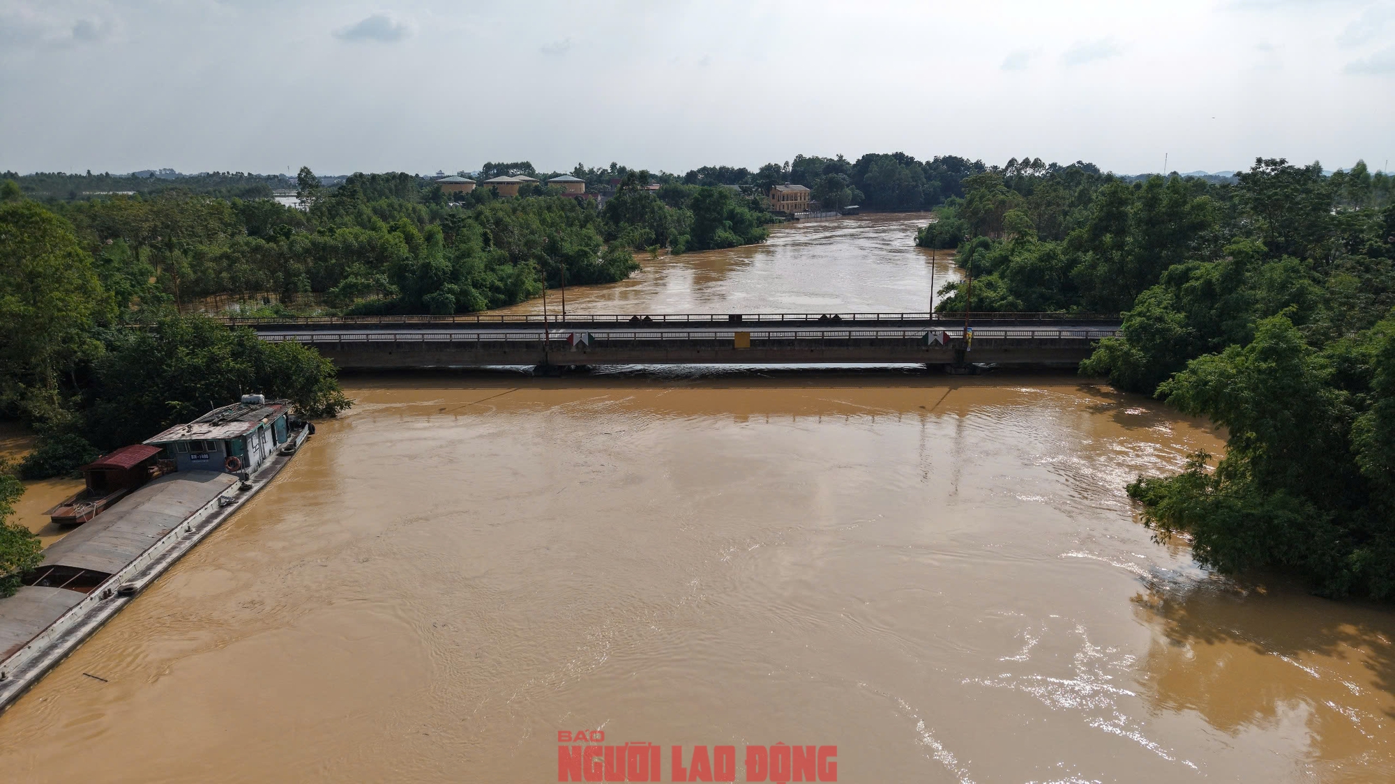 Ngập lụt kinh hoàng ở Tiên Lục Bắc Ninh , người dân sống trên mái nhà - Ảnh 10. Ngập lụt kinh hoàng ở Tiên Lục Bắc Ninh , người dân sống trên mái nhà - Ảnh 10.