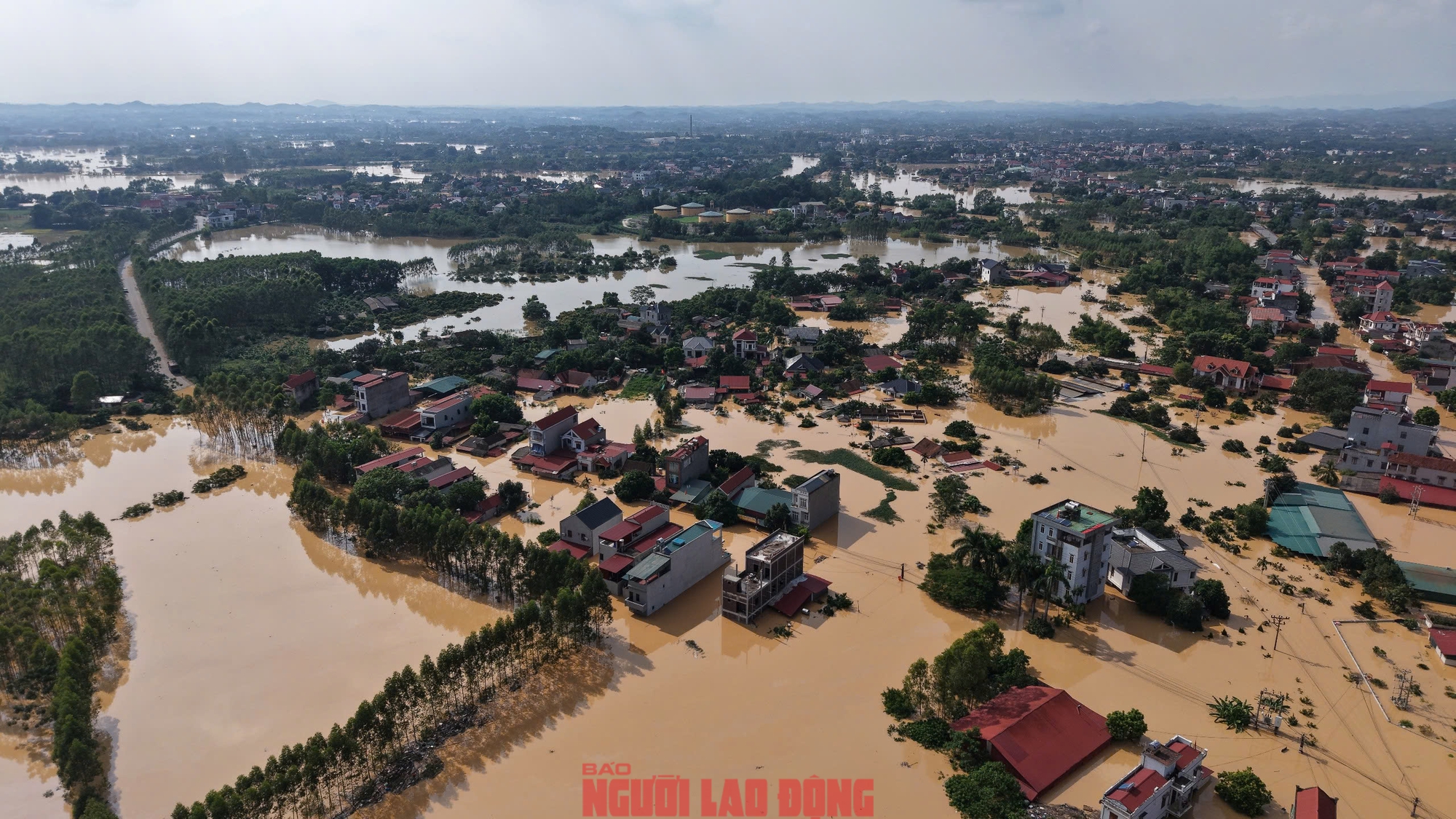 Ngập lụt kinh hoàng ở Tiên Lục Bắc Ninh , người dân sống trên mái nhà - Ảnh 11. Ngập lụt kinh hoàng ở Tiên Lục Bắc Ninh , người dân sống trên mái nhà - Ảnh 11.
