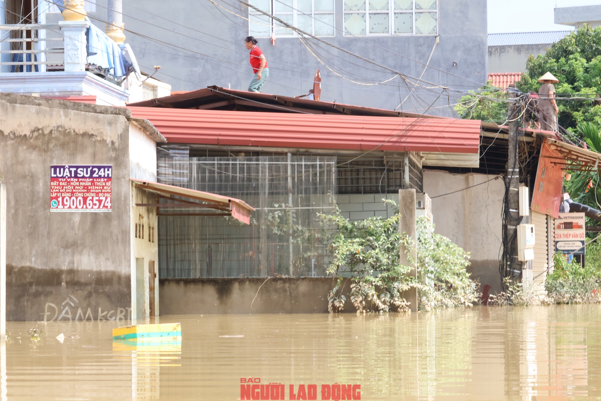 Ngập lụt kinh hoàng ở Tiên Lục Bắc Ninh , người dân sống trên mái nhà - Ảnh 1. Ngập lụt kinh hoàng ở Tiên Lục Bắc Ninh , người dân sống trên mái nhà - Ảnh 1.
