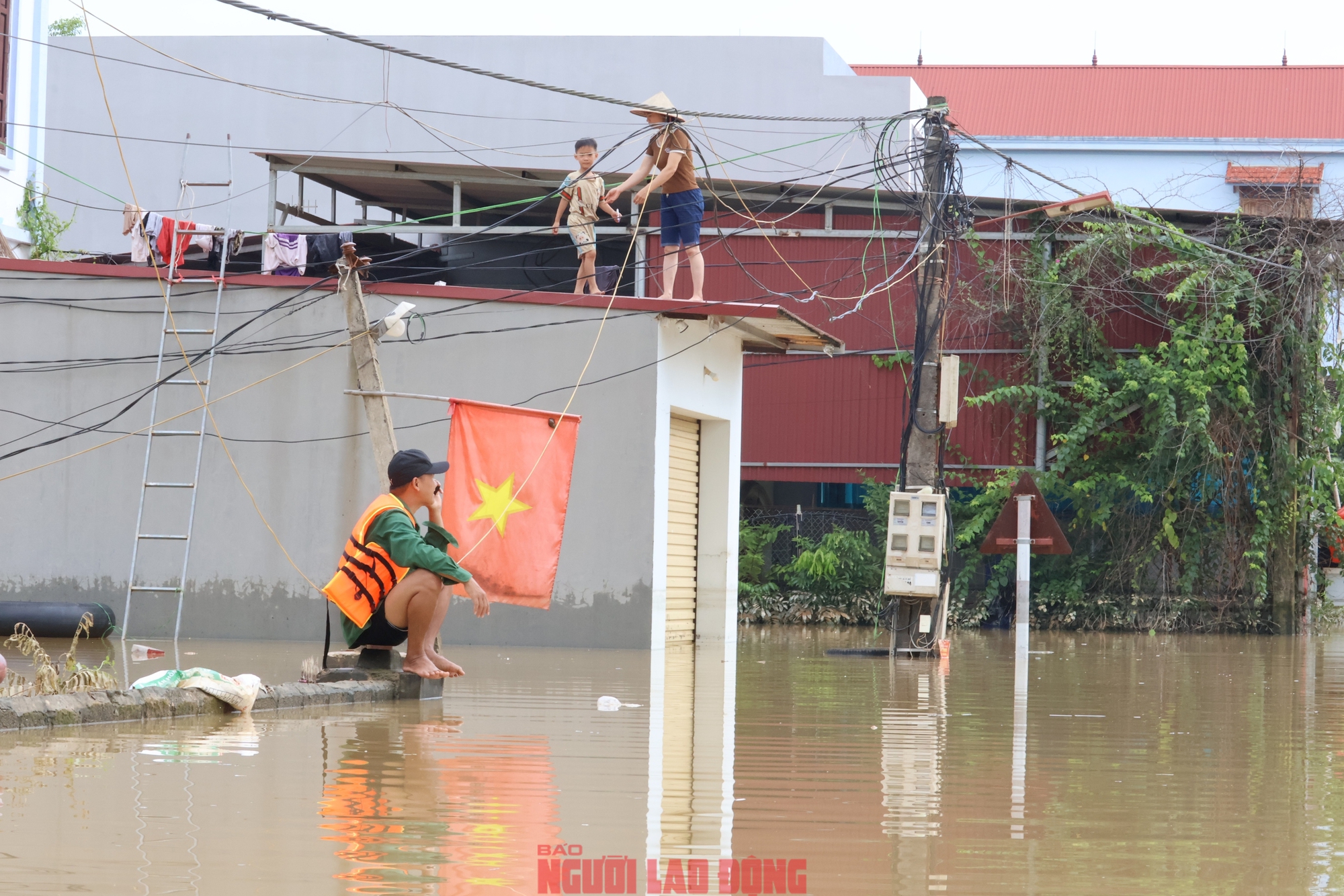 Ngập lụt kinh hoàng ở Tiên Lục Bắc Ninh , người dân sống trên mái nhà - Ảnh 5. Ngập lụt kinh hoàng ở Tiên Lục Bắc Ninh , người dân sống trên mái nhà - Ảnh 5.