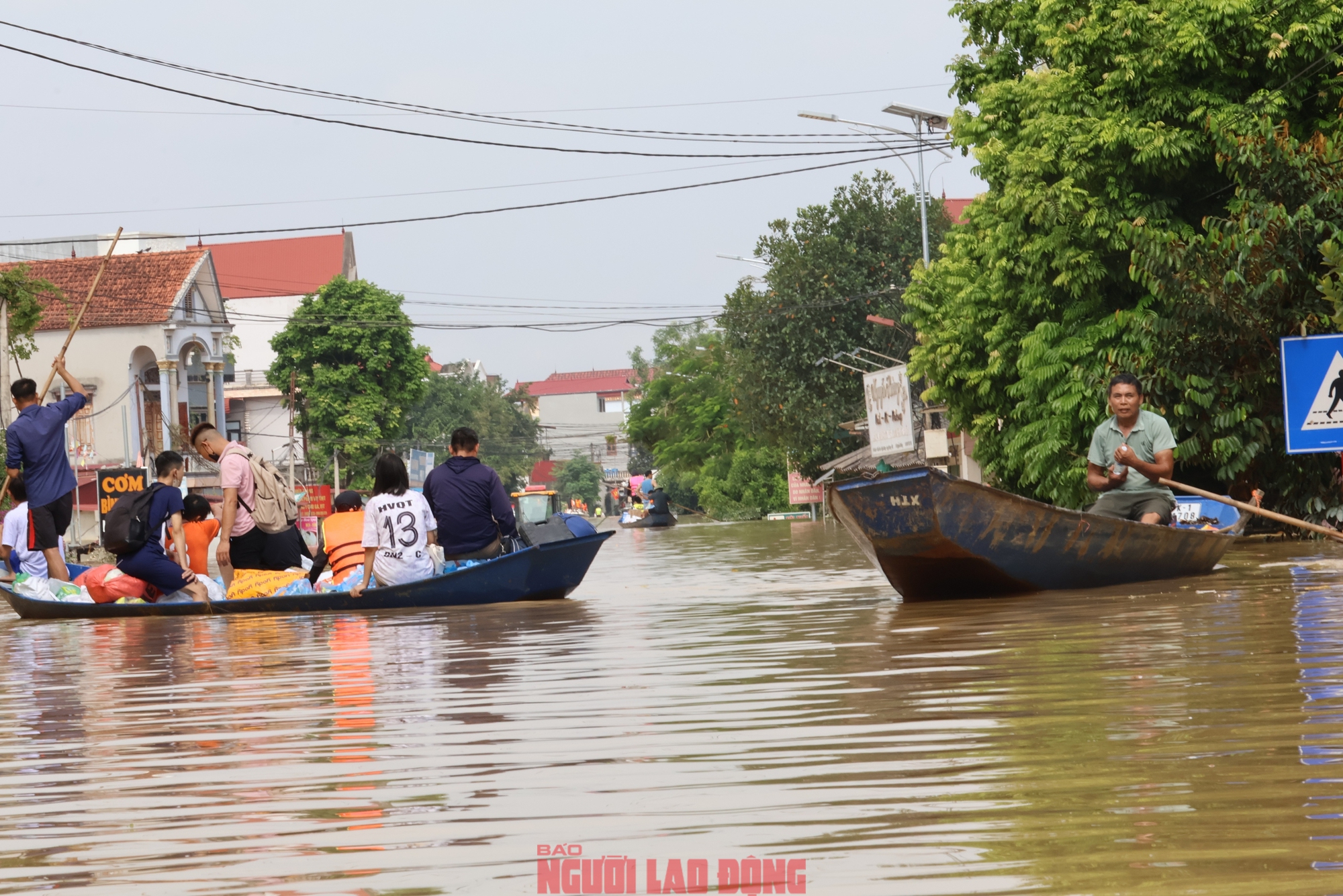 Ngập lụt kinh hoàng ở Tiên Lục Bắc Ninh , người dân sống trên mái nhà - Ảnh 6. Ngập lụt kinh hoàng ở Tiên Lục Bắc Ninh , người dân sống trên mái nhà - Ảnh 6.