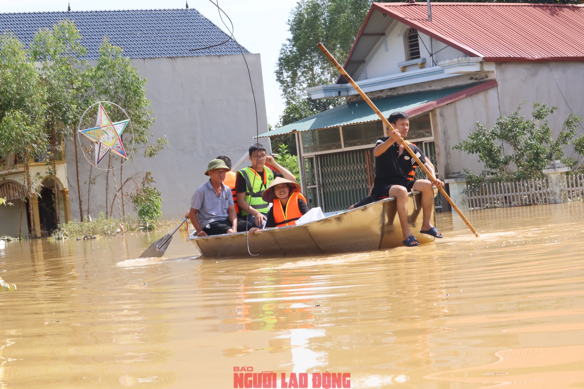 VIDEO: Những hình ảnh mới nhất ở nơi nước ngập sâu 2 m, dân sinh hoạt trên mái nhà - Ảnh 7. VIDEO: Những hình ảnh mới nhất ở Tiên Lục (Bắc Ninh), nước ngập sâu 2 m, dân sinh hoạt trên mái nhà - Ảnh 1.