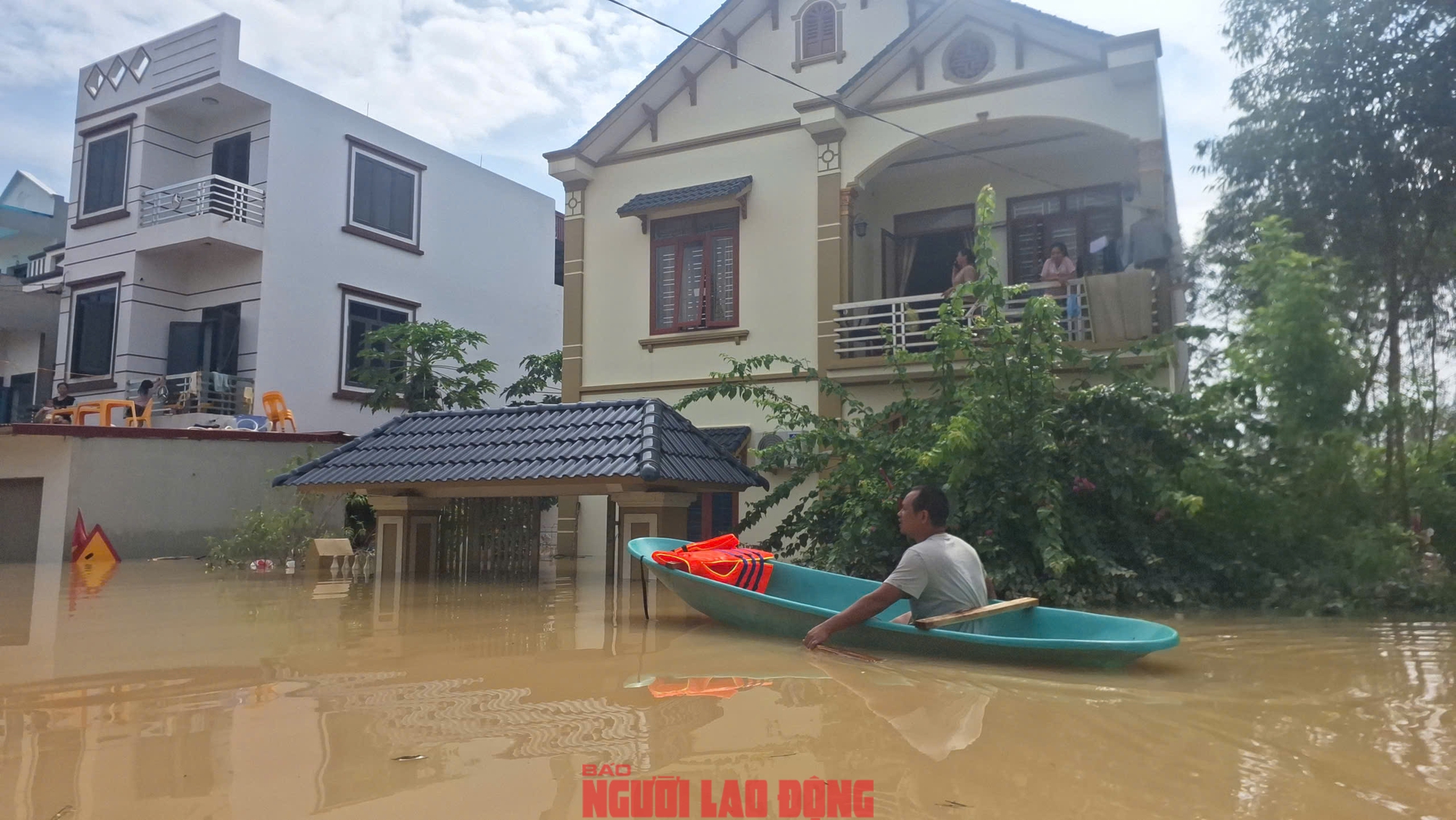 VIDEO: Những hình ảnh mới nhất ở nơi nước ngập sâu 2 m, dân sinh hoạt trên mái nhà - Ảnh 11. VIDEO: Những hình ảnh mới nhất ở Tiên Lục (Bắc Ninh), nước ngập sâu 2 m, dân sinh hoạt trên mái nhà - Ảnh 5.