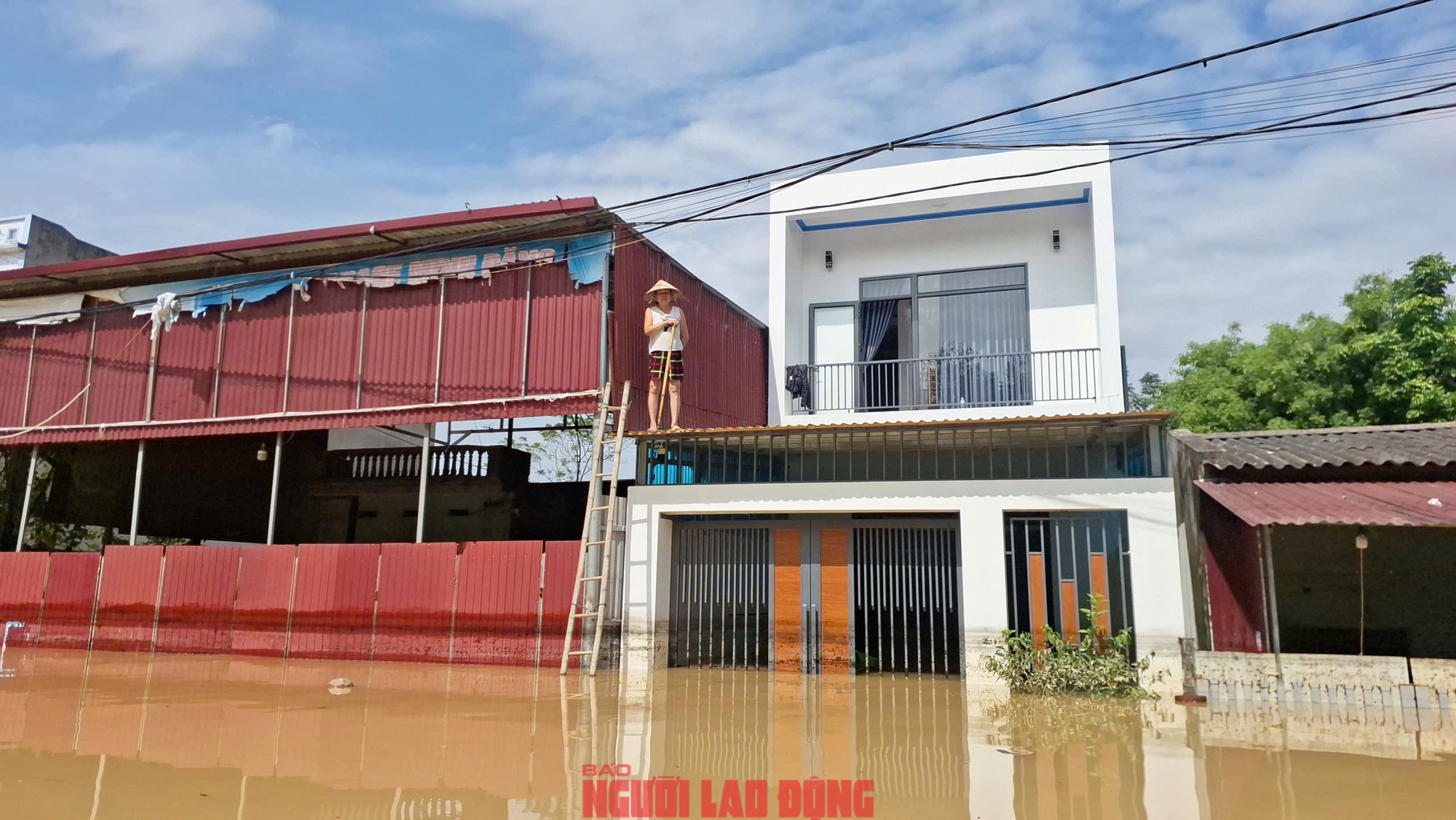 VIDEO: Những hình ảnh mới nhất ở nơi nước ngập sâu 2 m, dân sinh hoạt trên mái nhà - Ảnh 12. VIDEO: Những hình ảnh mới nhất ở Tiên Lục (Bắc Ninh), nước ngập sâu 2 m, dân sinh hoạt trên mái nhà - Ảnh 6.