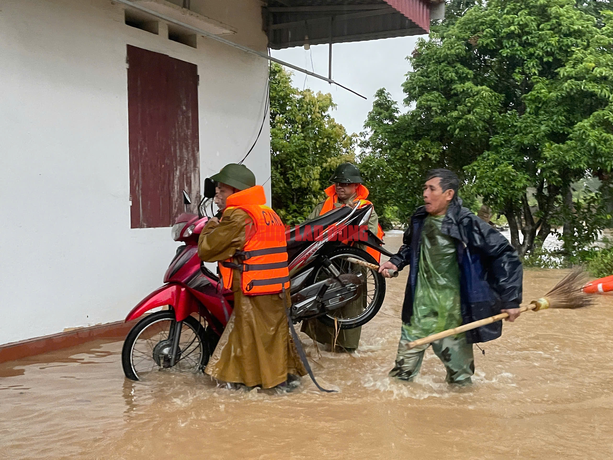 Phó trưởng Công an xã Bố Hạ dũng cảm lặn cứu hai mẹ con Giữa dòng lũ - Ảnh 5. Phó trưởng Công an xã Bố Hạ dũng cảm lặn cứu hai mẹ con Giữa dòng lũ - Ảnh 5.