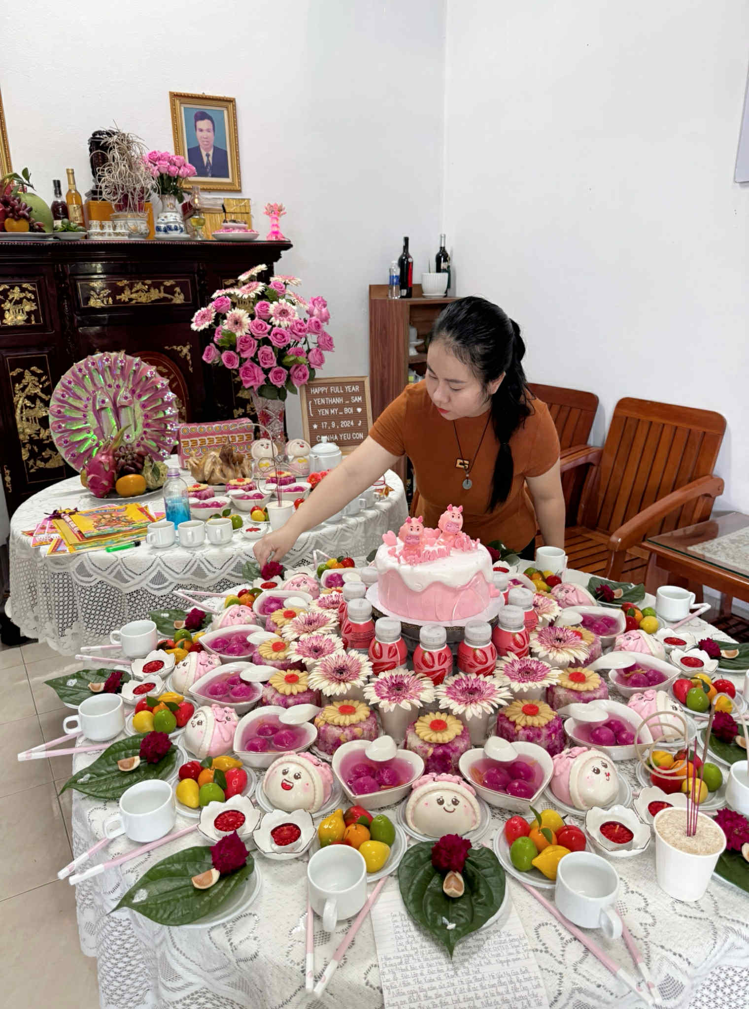 Nhà có 2 cô công chúa sinh đôi, 1 mẹ ở TP.HCM tự tay làm chuẩn bị mâm cúng thôi nôi tone hồng chỉn chu đến từng chi tiết- Ảnh 2. Nhà có 2 cô công chúa sinh đôi, 1 mẹ ở TP.HCM tự tay làm chuẩn bị mâm cúng thôi nôi tone hồng chỉn chu đến từng chi tiết- Ảnh 2.