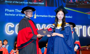 Bỏ nghề tiếp viên hàng không, mẹ một con thành thủ khoa đại học - Ảnh 5. Bỏ nghề tiếp viên hàng không, mẹ một con thành thủ khoa đại học - Ảnh 5.