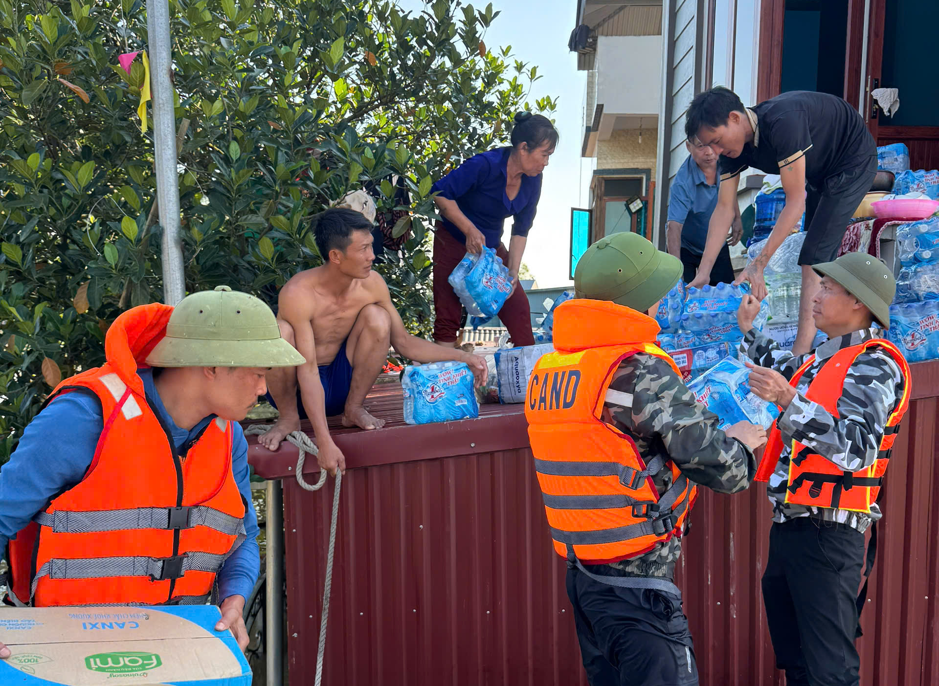 Phó trưởng Công an xã Bố Hạ dũng cảm lặn cứu hai mẹ con Giữa dòng lũ - Ảnh 4. Phó trưởng Công an xã Bố Hạ dũng cảm lặn cứu hai mẹ con Giữa dòng lũ - Ảnh 4.